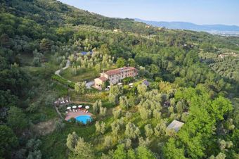 Vista panoramica dell'Agriturismo I Pitti circondato dagli ulivi in ​​Toscana