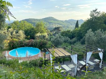 Vista panoramica della piscina dell'Agriturismo I Pitti, immersa nella natura