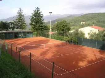 Giocare a tennis sui campi all'aperto a Serravalle Pistoiese vicino all'Agriturismo I Pitti