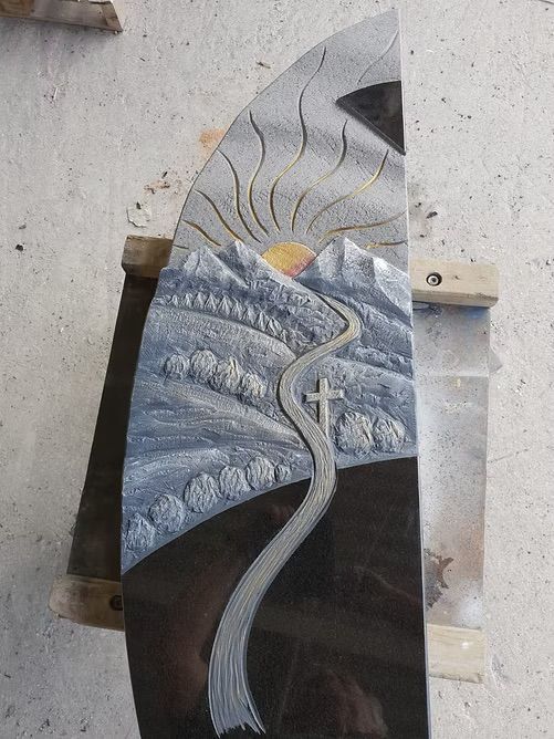 Abstrakt gemaltes Surfbrett mit einem gewundenen weißen Pfad, Wellen und einer kleinen Sonne über dunklem Wasser.