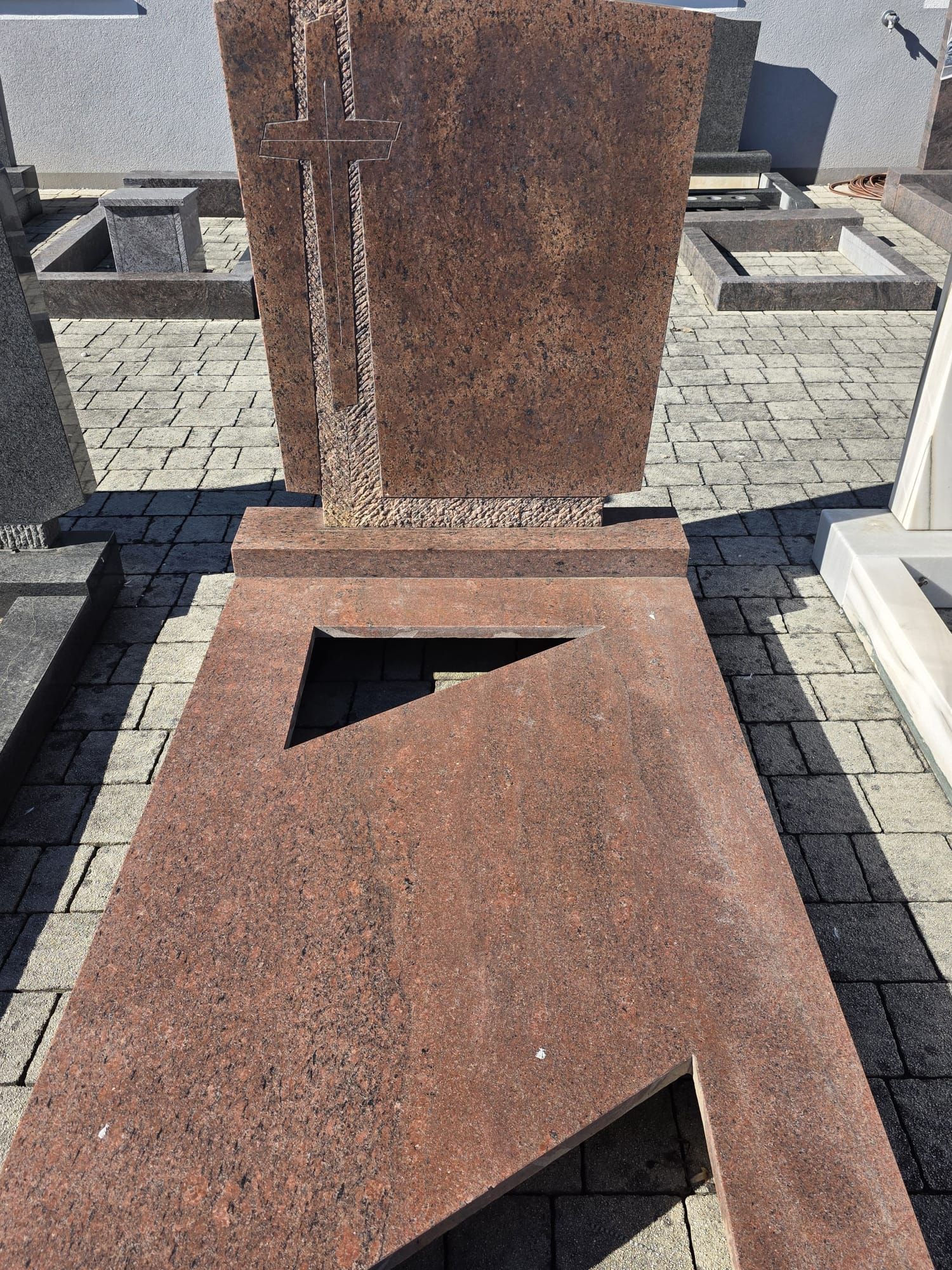 Rostige Dachlüftung aus Metall mit rechteckiger Öffnung und umgebenden Steinmauern.