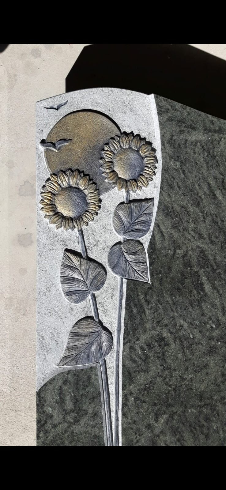Vertikales florales Wandmosaik mit zwei Sonnenblumen und Blättern aus grauen, weißen und gelben Fliesen