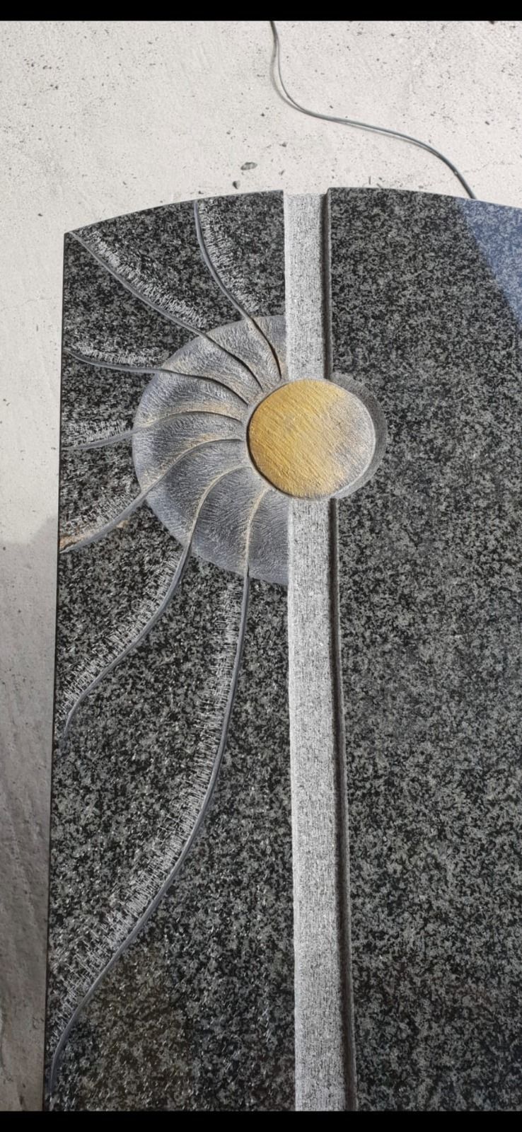 Abstraktes graues Kunstwerk mit einem gelben, sonnenähnlichen Kreis und geschwungenen weißen Strahlen vor dunklem Hintergrund