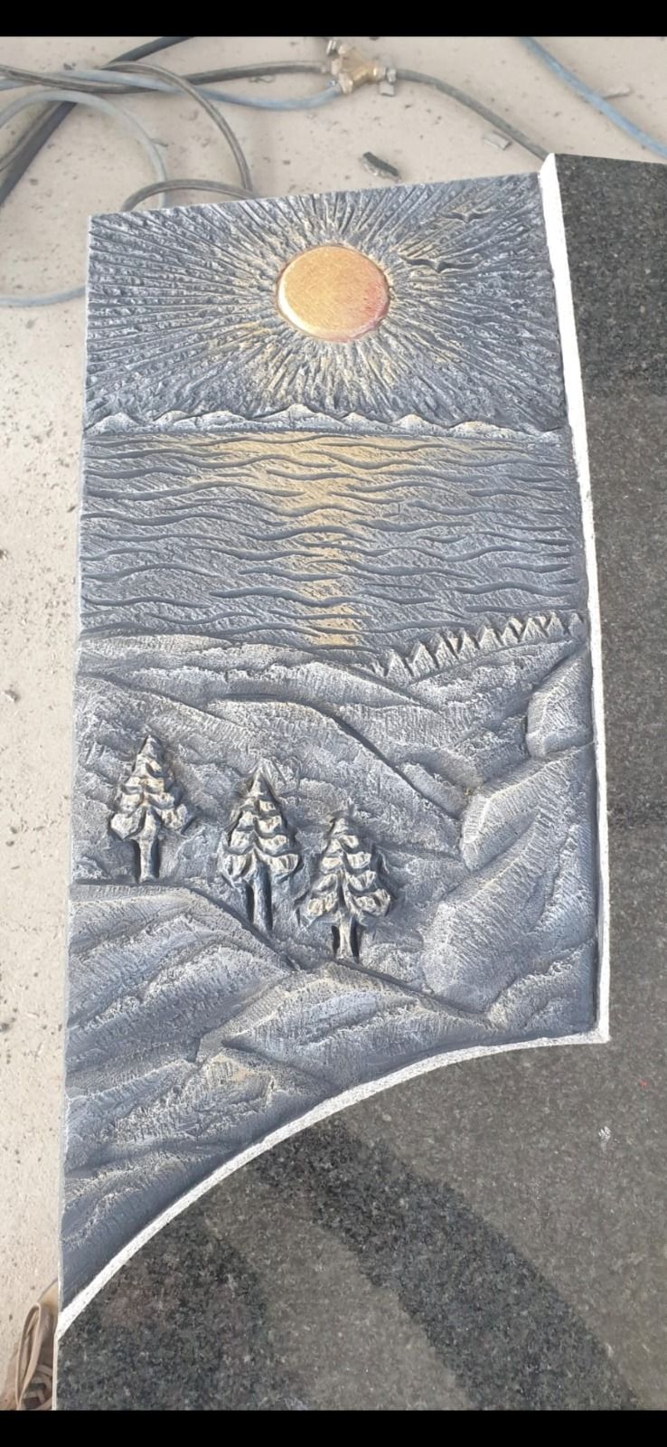 Schneebedeckte Landschaftsskulptur mit aufgehender Sonne und Kiefern unter einem strukturierten Himmel.