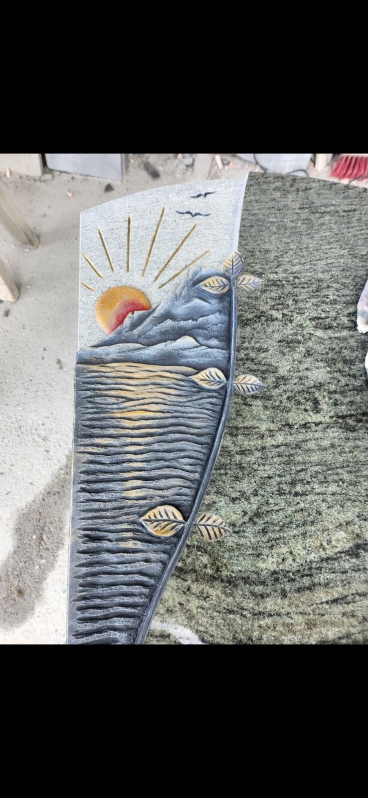 Grabstein: ein Sonnenaufgang über Wellen, ein gesprenkeltes grünes Muster und ein dunkelblau gestreiftes Design.