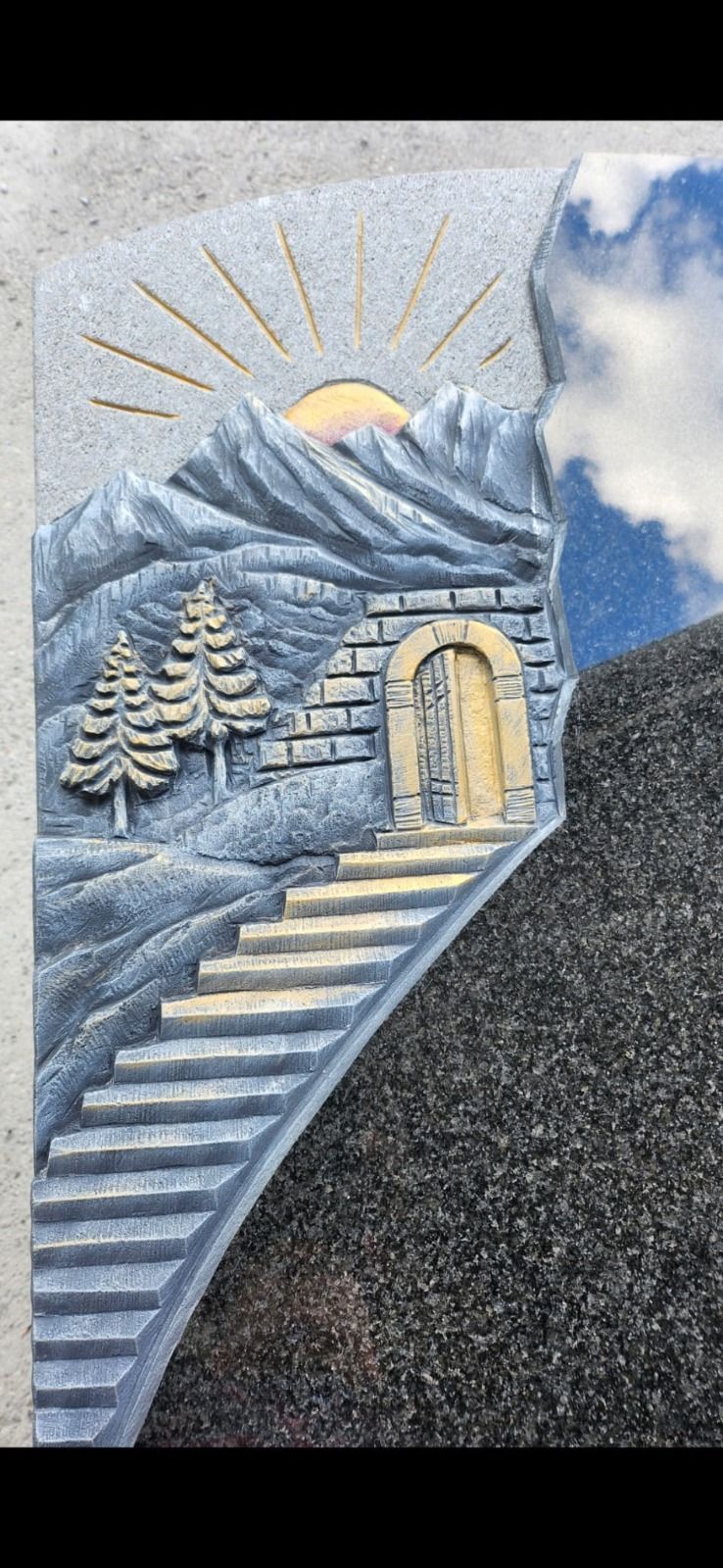 Eine mondbeschienene Treppe führt zu einem Bogeneingang in schneebedeckten Bergen mit Kiefern und Lichtstrahlen.