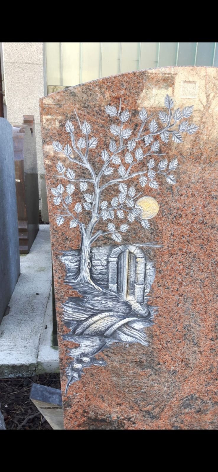 Dekorative Steinplakette mit Mosaikbaum- und Wasserfallmotiv auf braunem Hintergrund