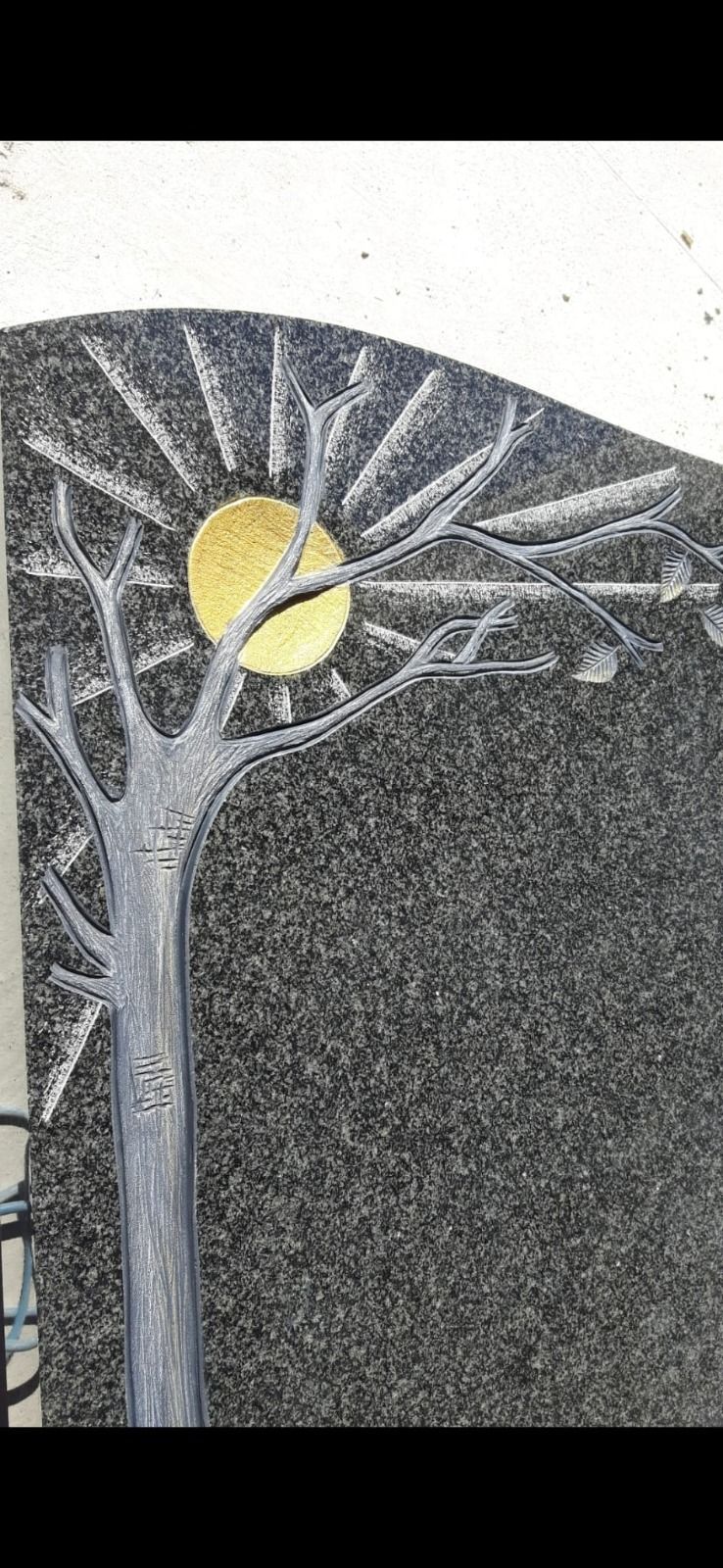 Abstraktes Wandbild eines Baumes mit kahlen Ästen und einer gelben Sonne vor dunklem Hintergrund