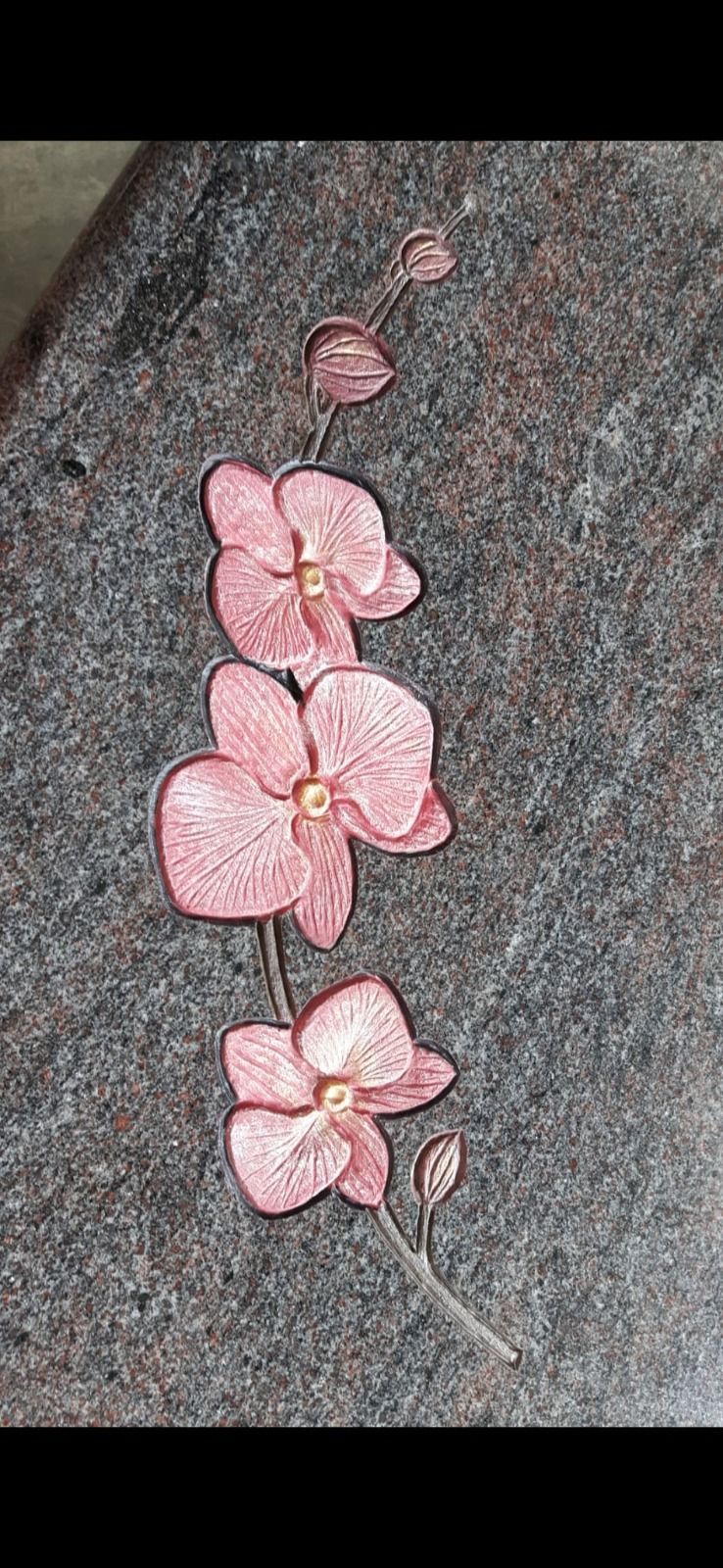 Rosa Blüten, vertikal angeordnet auf dunklem, strukturiertem Hintergrund
