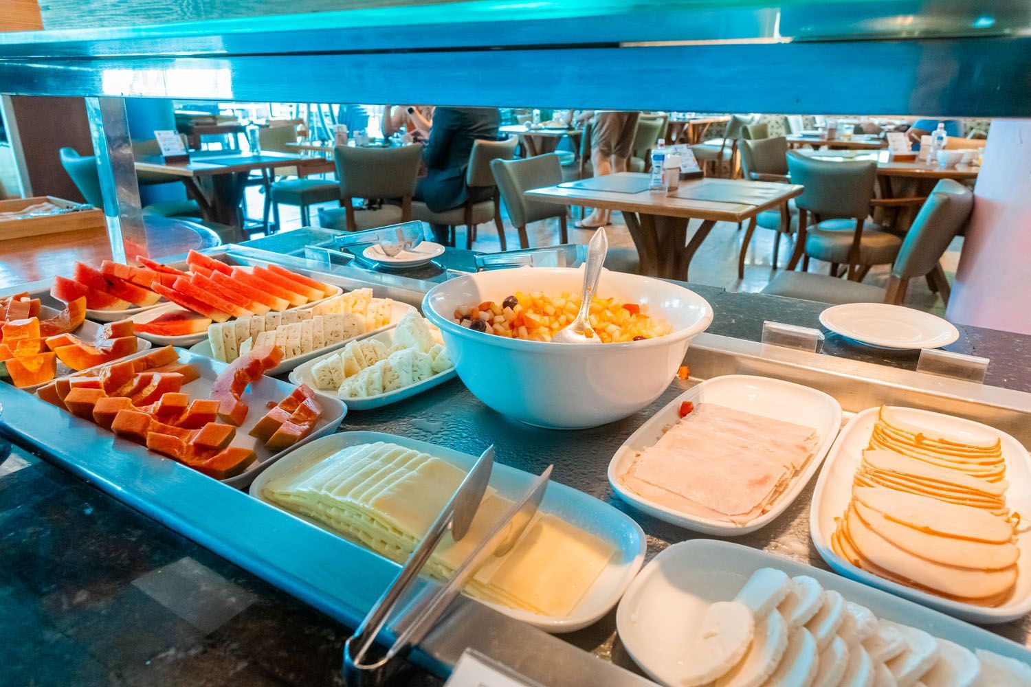 Um bufê com uma variedade de comidas em um restaurante.