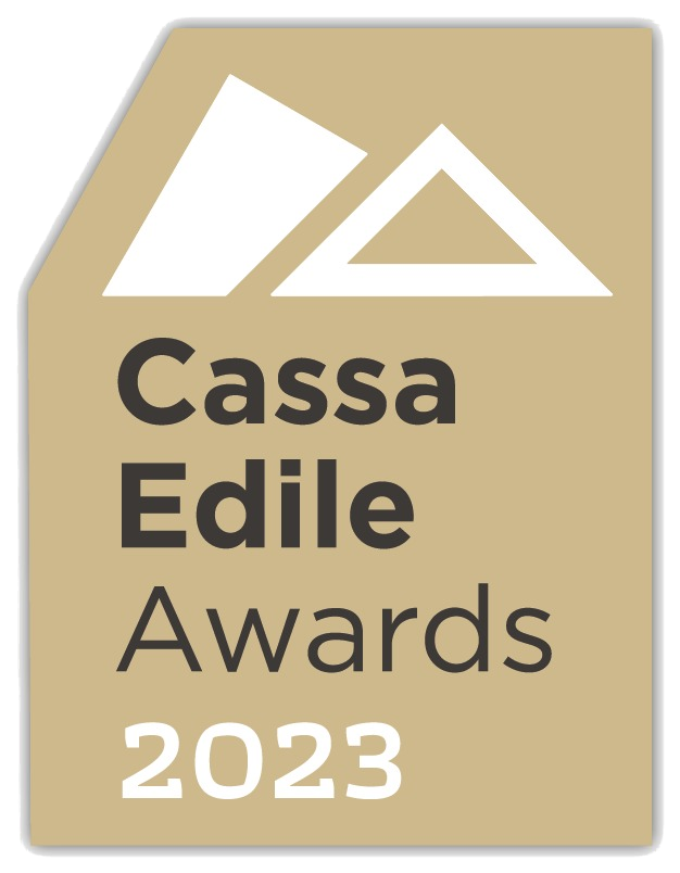 Logo blu “Cassa Edile Awards 2025” con icona geometrica bianca a forma di tetto.