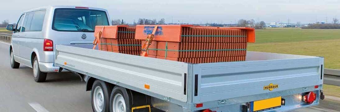 Veilig vastzetten van uw lading op de aanhangwagen.