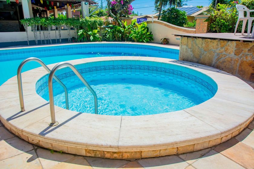 Uma piscina redonda com escadas que conduzem a ela.