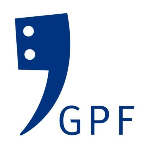 Blauw GPF-logo met een gestileerd puntkomma-achtig symbool en de letters 