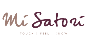 Het Mi Satori-logo in taupe en bordeauxrood met de slogan 