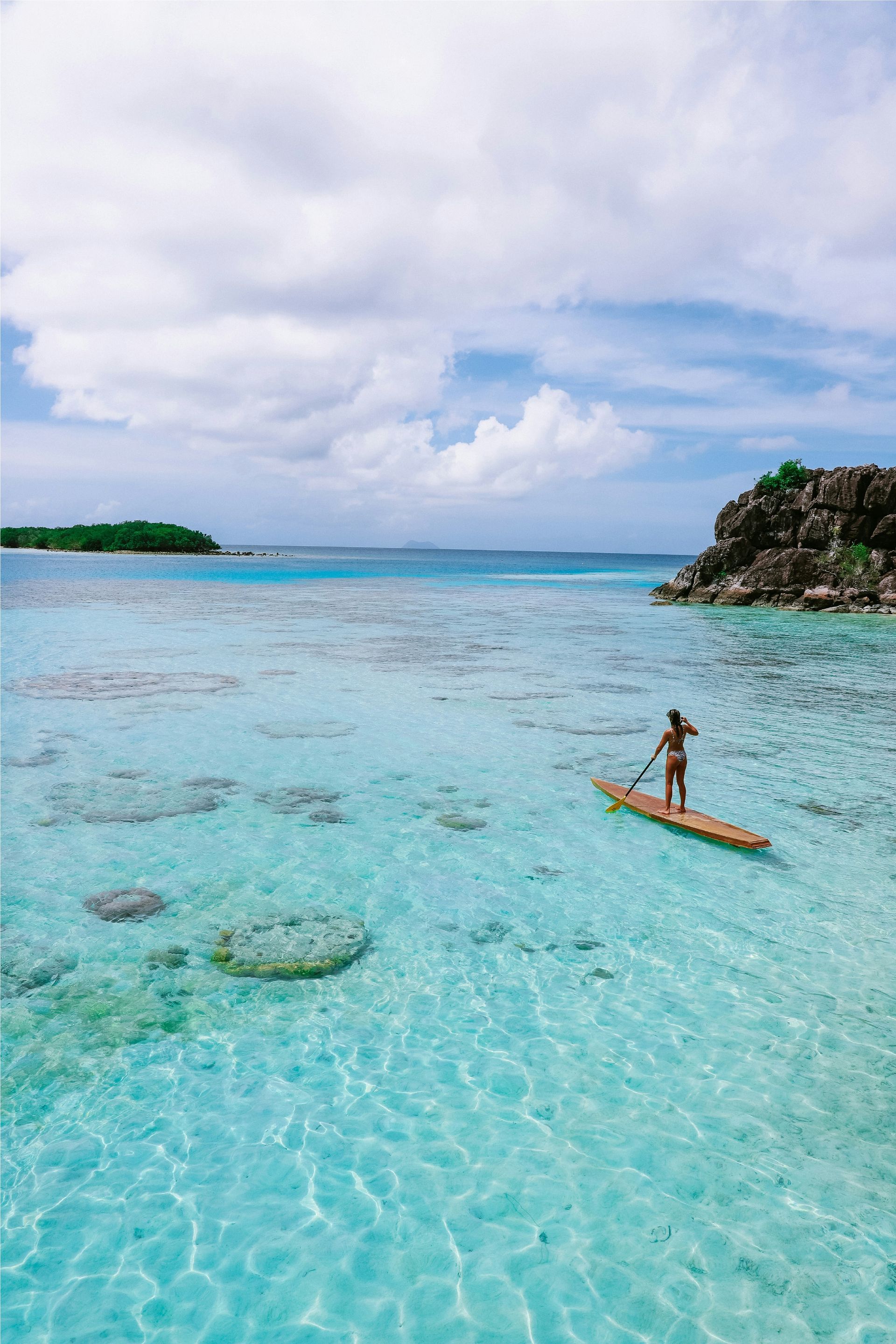 Paddleboard en aguas cristalinas, actividades en San Andres para explorar el mar de siete colores.