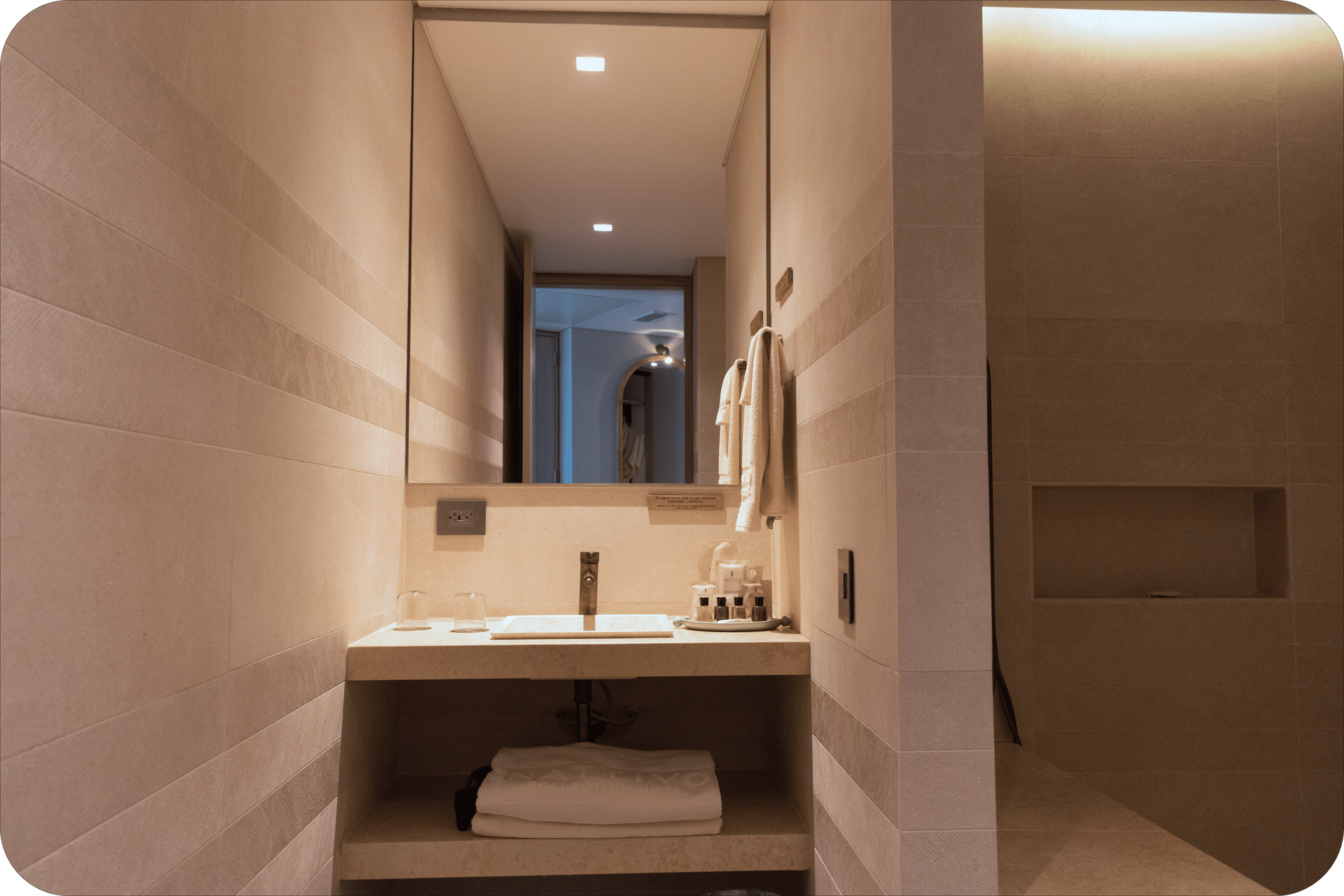 Baño de Junior Suite en Nattivo Collection Hotel, hospedaje san andres islas con diseño contemporáneo.