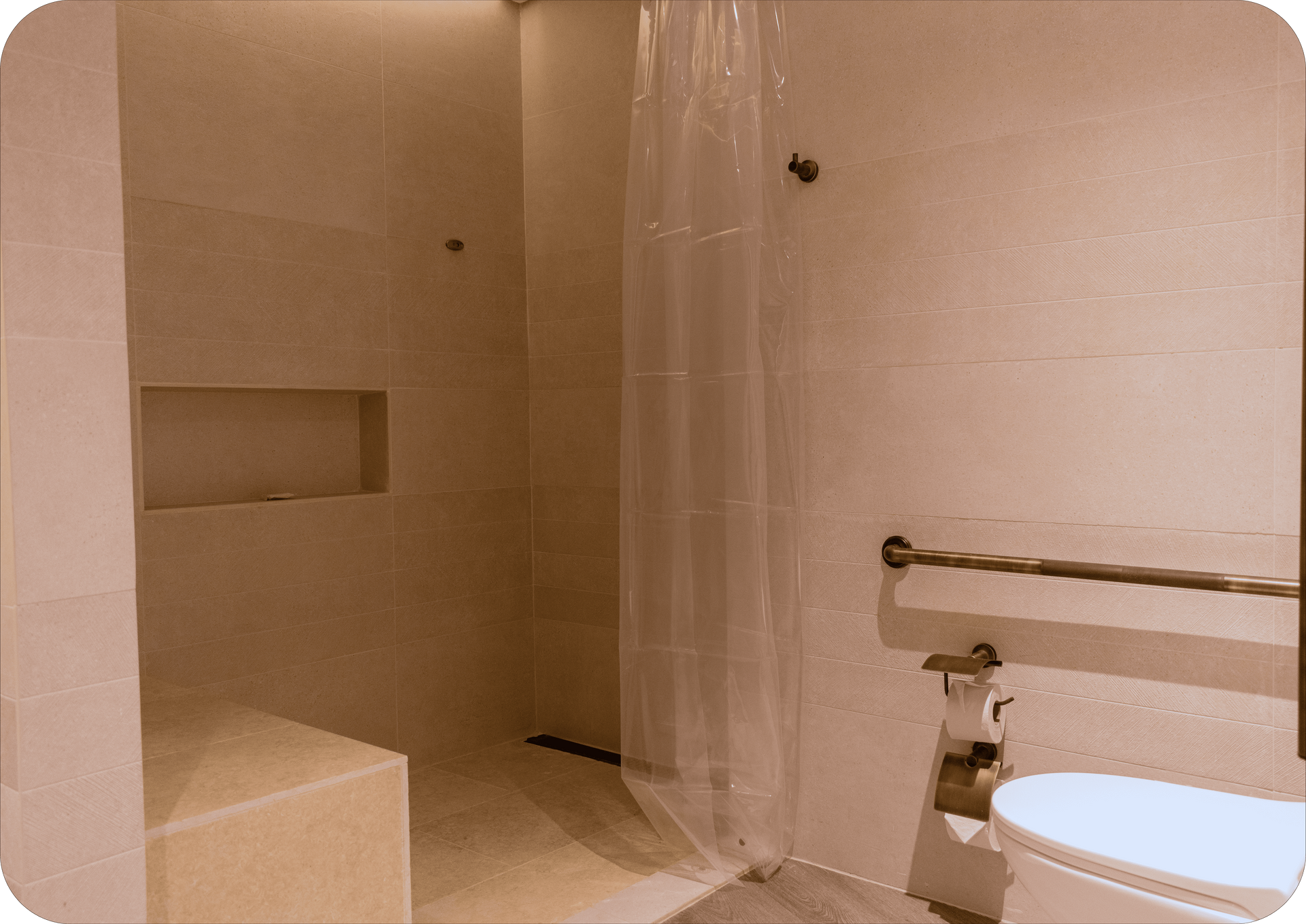 Ducha en baño de Junior Suite, hoteles con piscina en san andres y suites con confort completo.