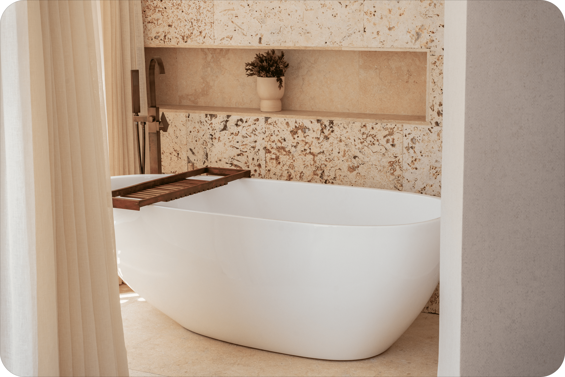 Bañera en la Suite de Nattivo Collection Hotel, spa san Andres en una experiencia de baño relajante.