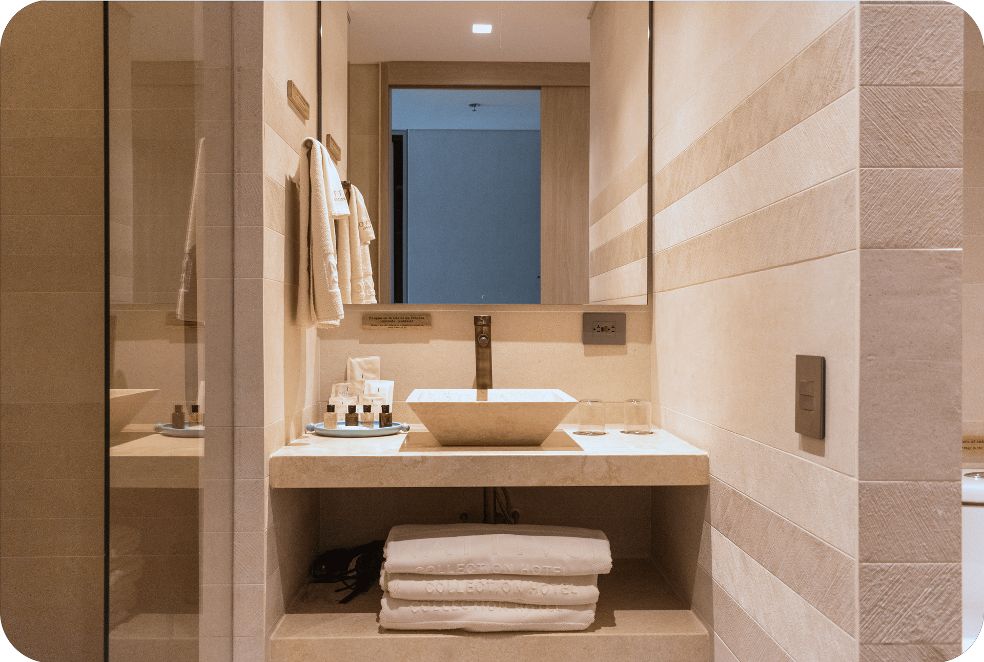 Lavamanos y tocador en Habitación Estándar, hospedaje san andres islas con baño moderno.