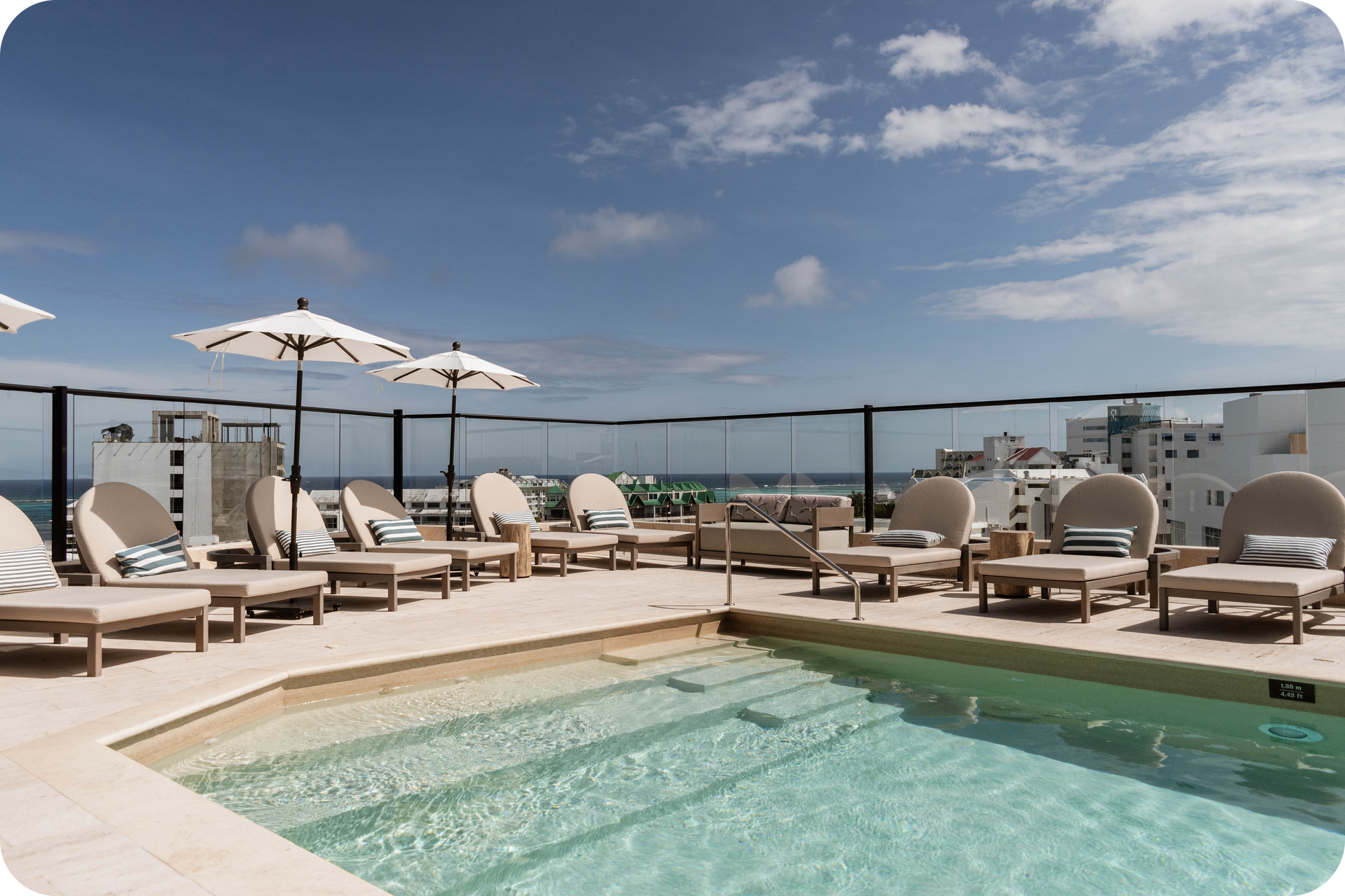 Piscina del rooftop en Nattivo Collection Hotel San Andrés, hoteles en san andres cerca de la playa con vista panorámica.