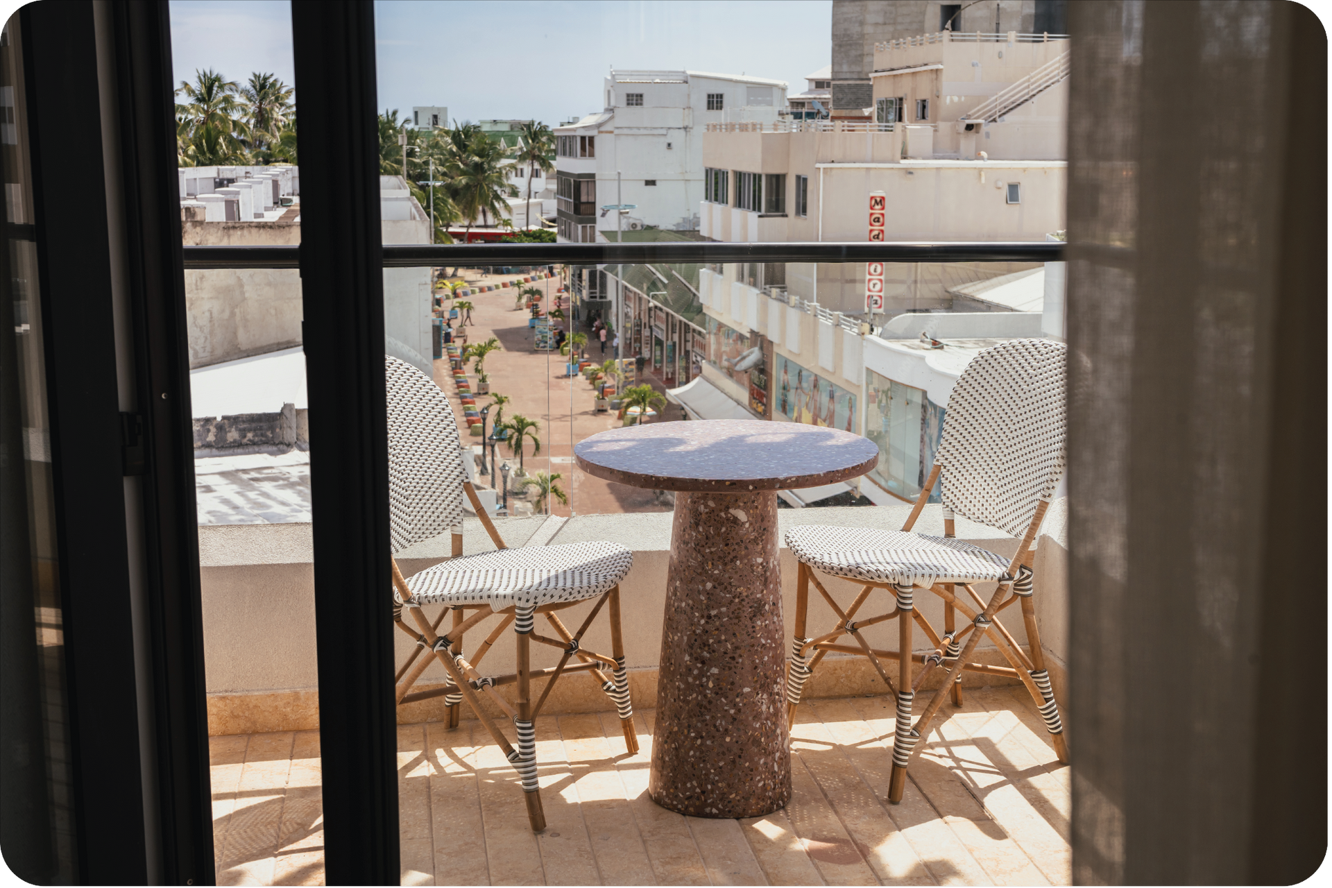 Balcón de Suite con vista al centro, hoteles en el centro de san andres y espacio para descansar.