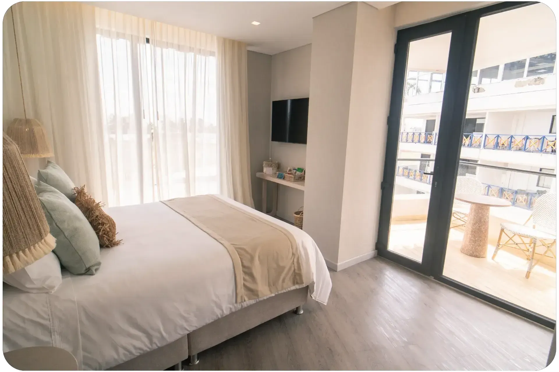 Suite en Nattivo Collection Hotel con cama king y ventanales, hoteles en san andres cerca de la playa.
