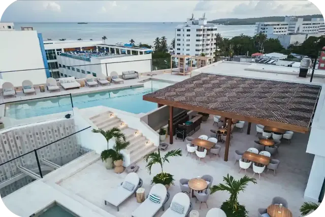 Terraza del rooftop en Nattivo Collection Hotel, hoteles en san andres cerca de la playa con zona social.