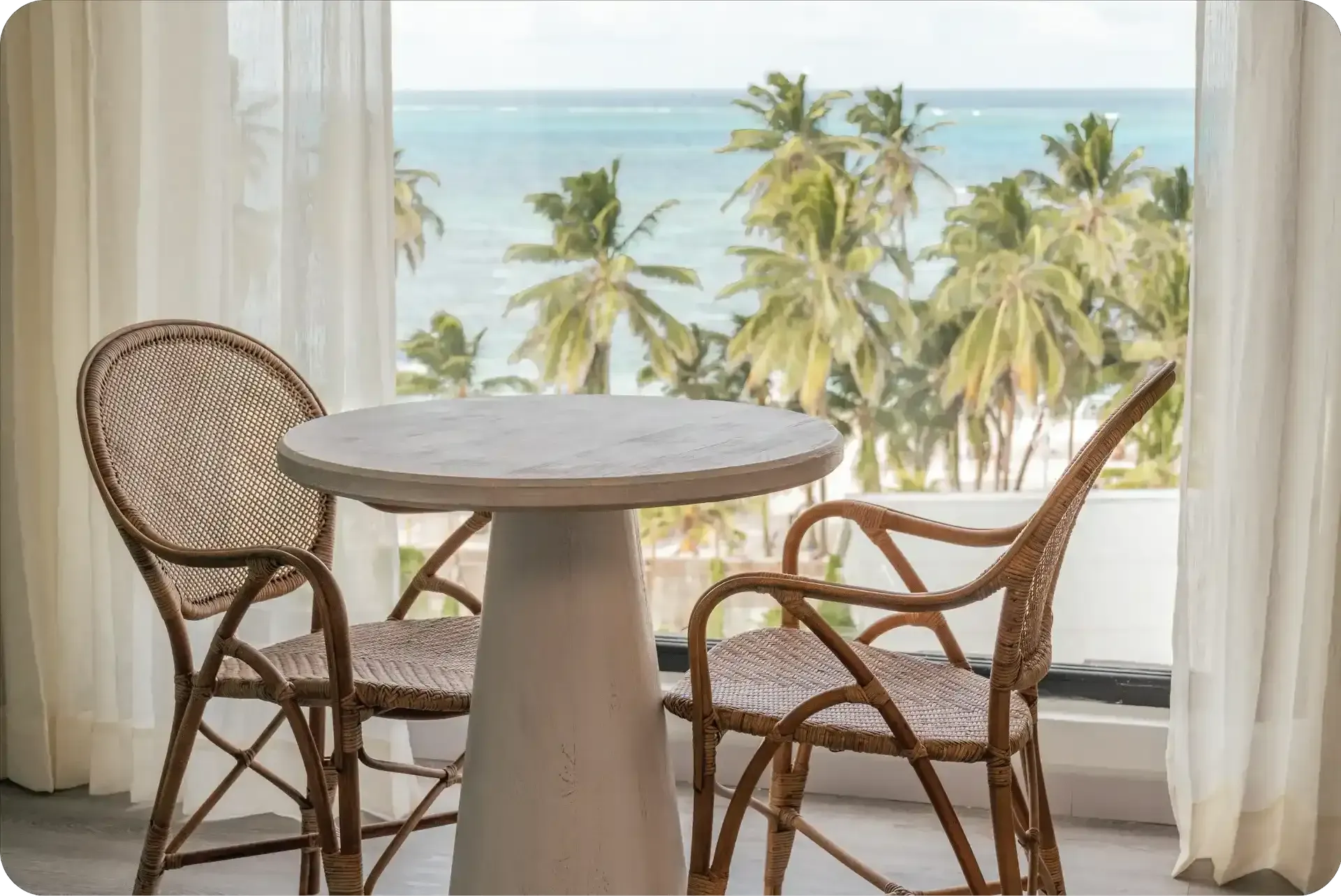 Balcón con mesa y vista al mar en Habitación Superior, hotel vista al mar en San Andrés Caribe colombiano.