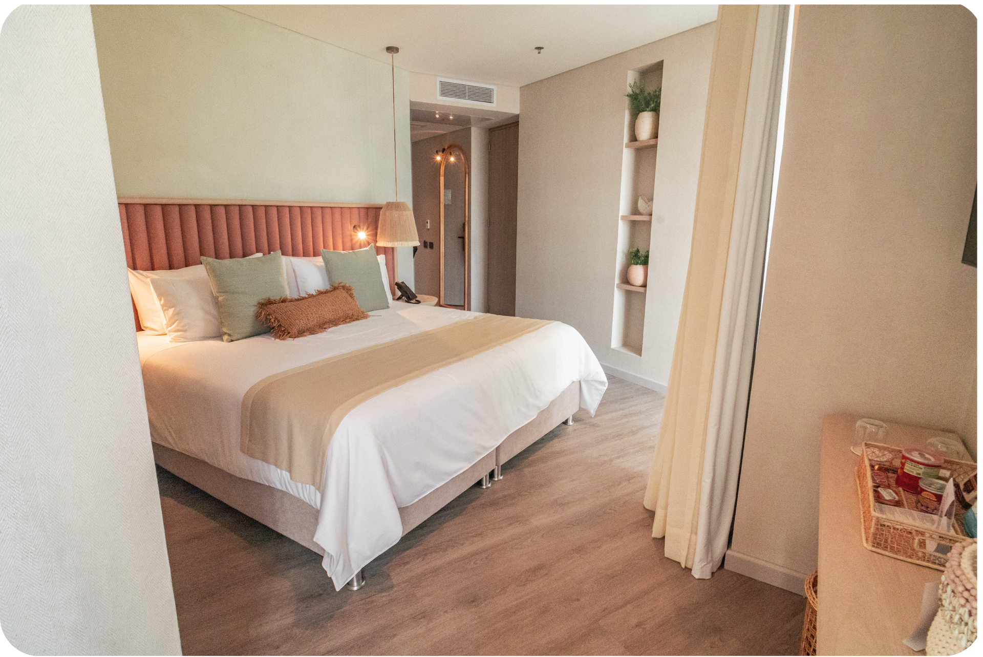 Cama king en Junior Suite, hospedaje en san andres colombia con ambiente amplio y descanso premium.