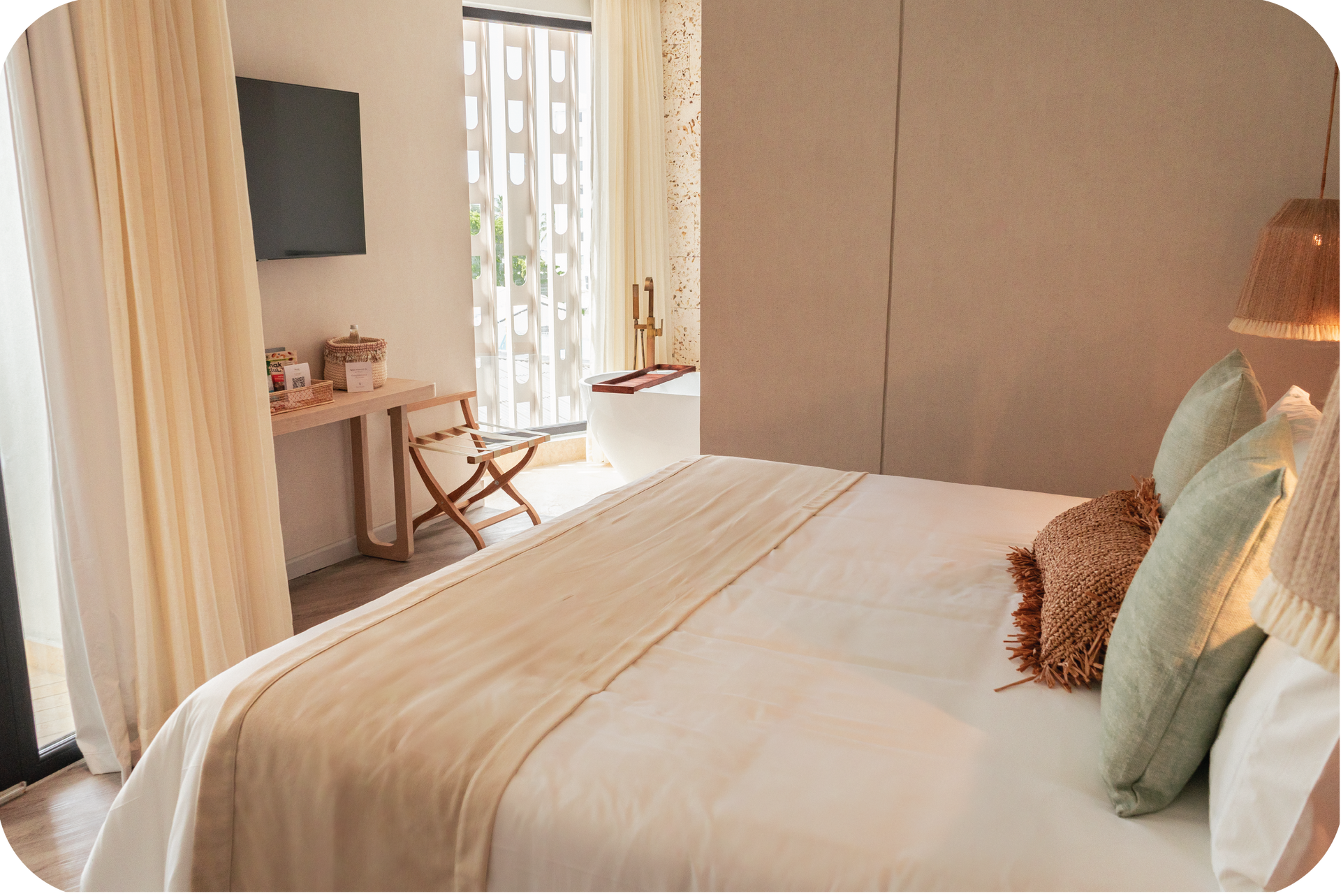 Detalle de cama y cabecero en Junior Suite, habitacion hotel con diseño cálido en San Andrés.
