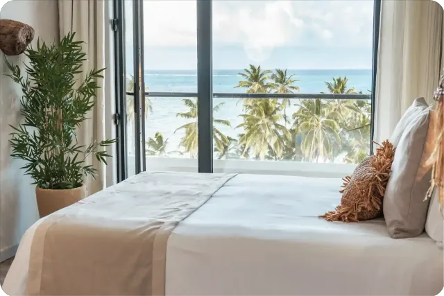 Habitación con ventanal y vista al mar, hotel vista al mar en Nattivo Collection Hotel San Andrés.