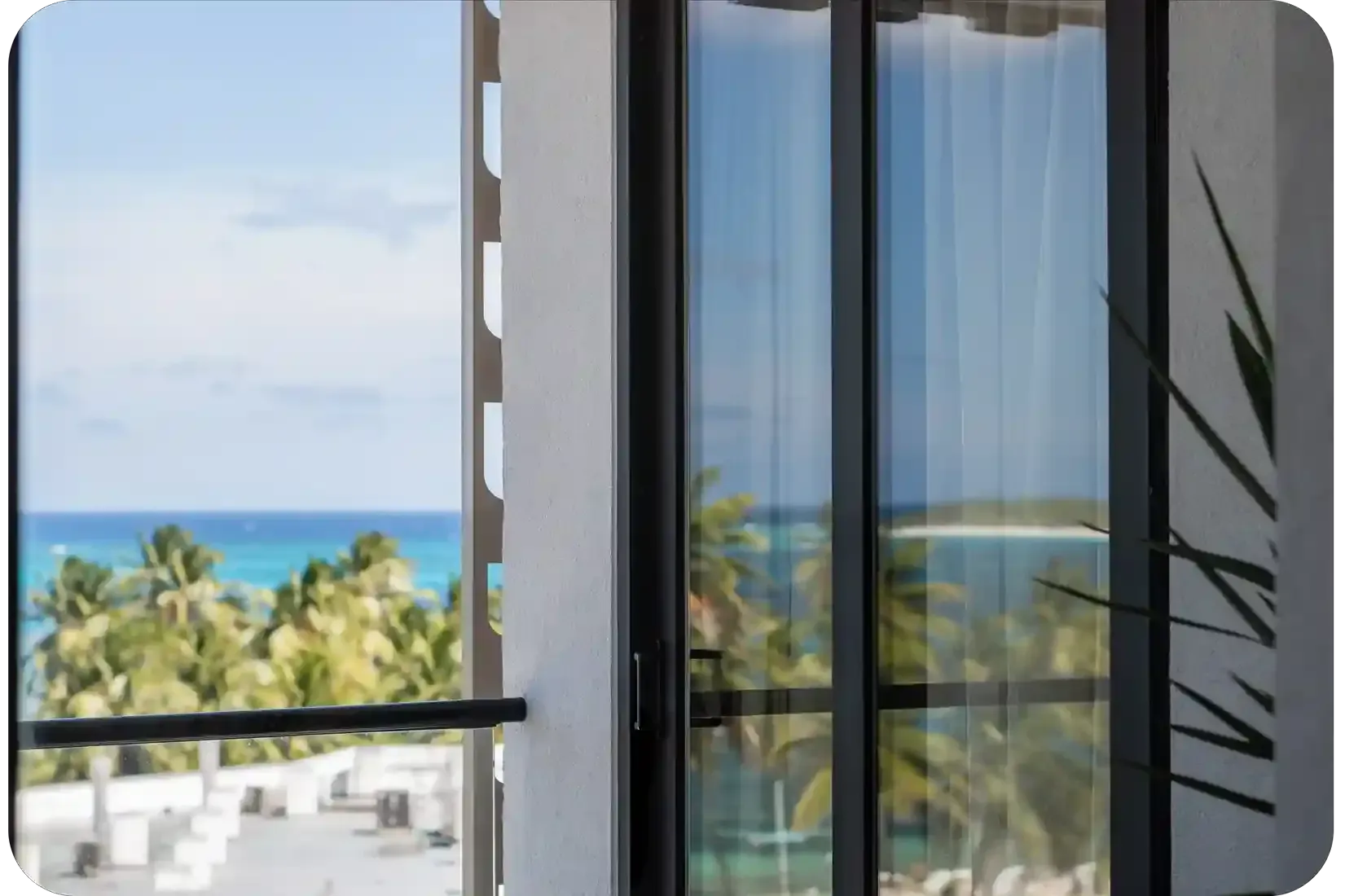 Ventanal con vista hacia el mar y la ciudad, hotel vista al mar en Nattivo Collection Hotel San Andrés