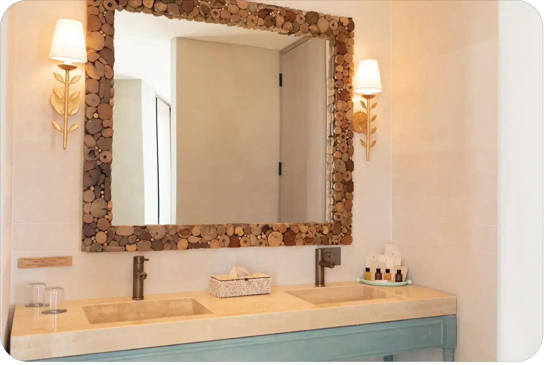 Detalle de espejo y tocador en Master Suite, alojamiento en san andres con acabados premium.