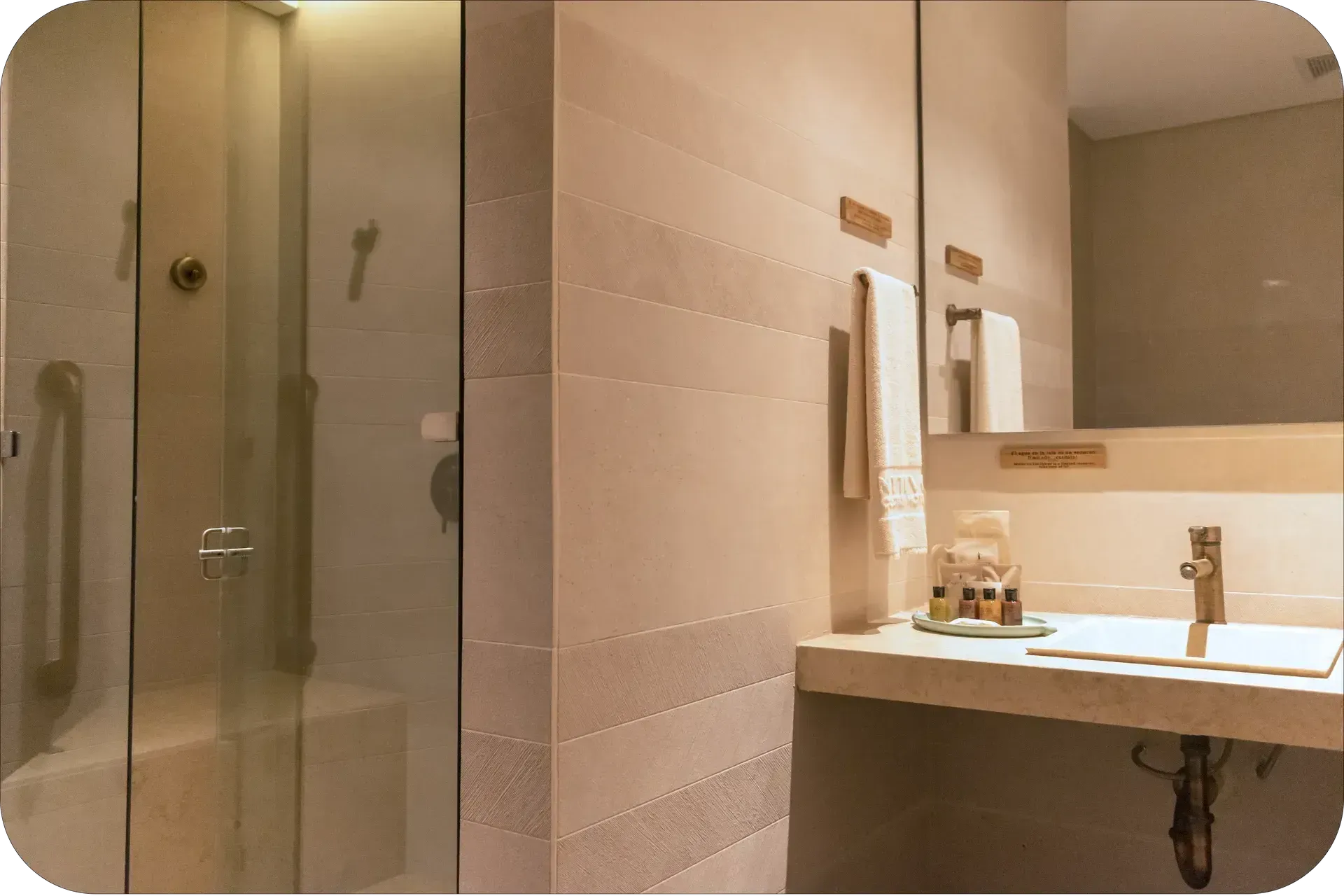 Baño de la Suite con tocador y espejo, alojamiento en san andres colombia con acabados contemporáneos.