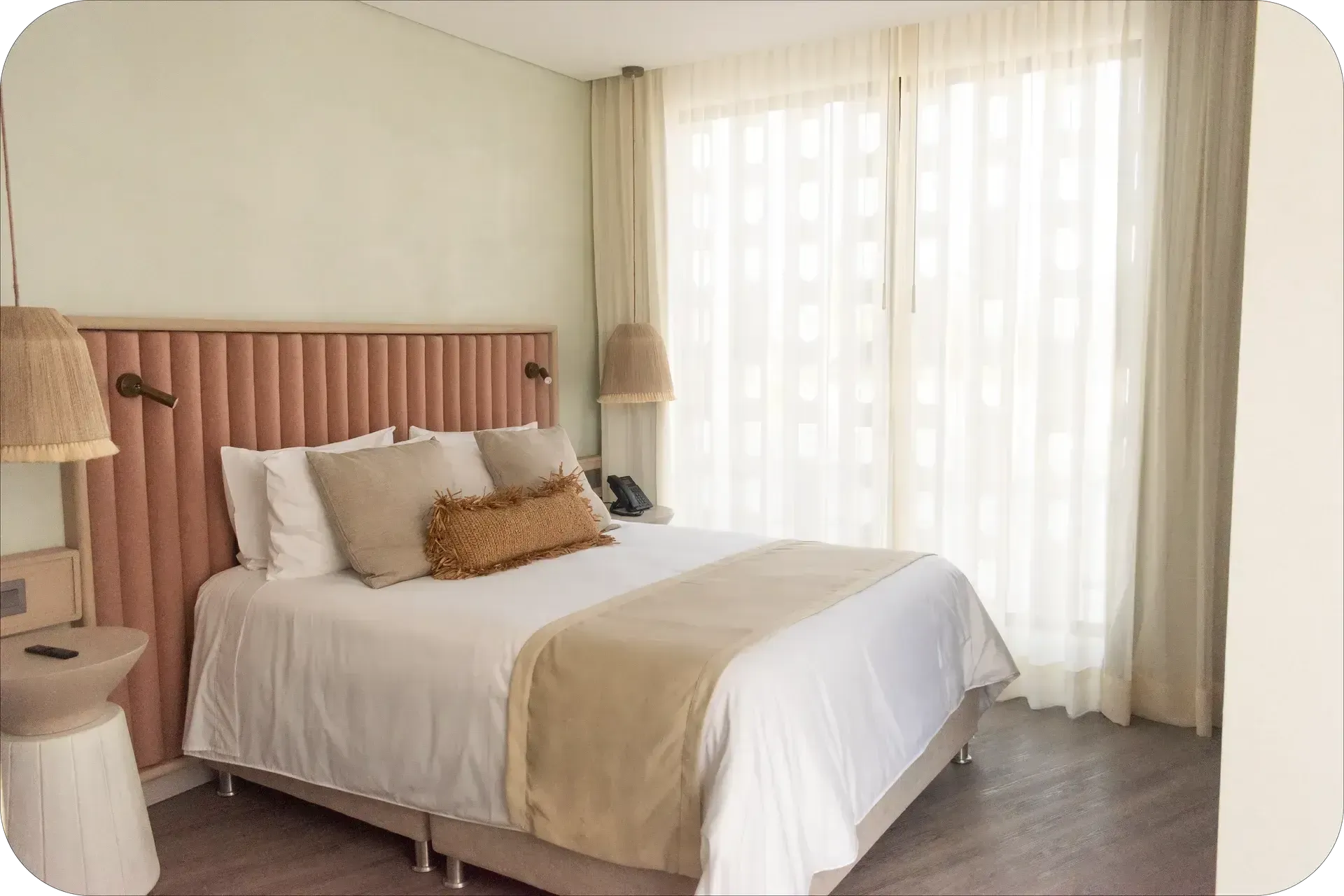 Cama y textiles en la Suite de Nattivo, habitacion hotel en hospedaje san andres con estilo moderno.