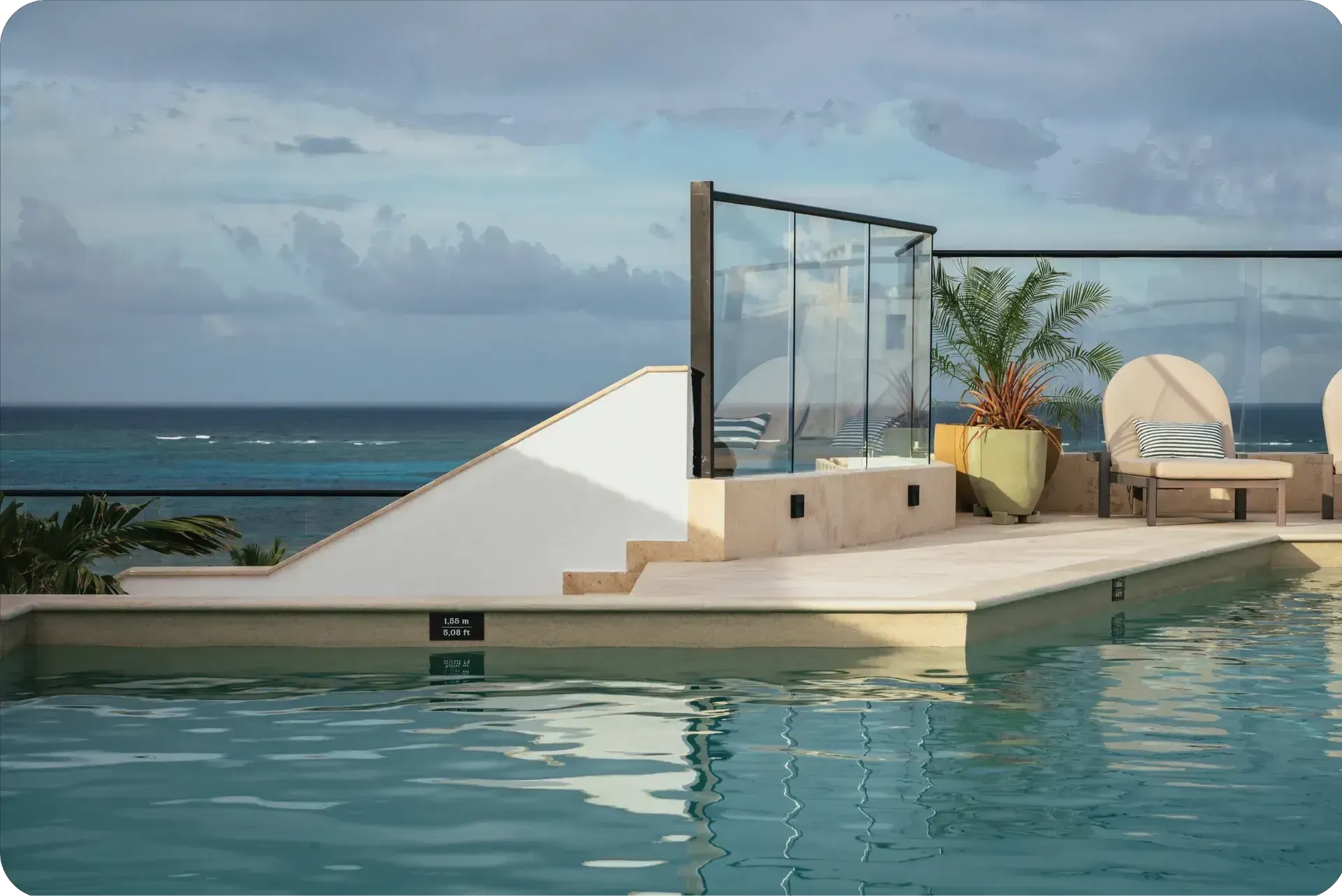 Piscina en rooftop con vista al mar, where to stay in san andres island en Nattivo Collection Hotel.