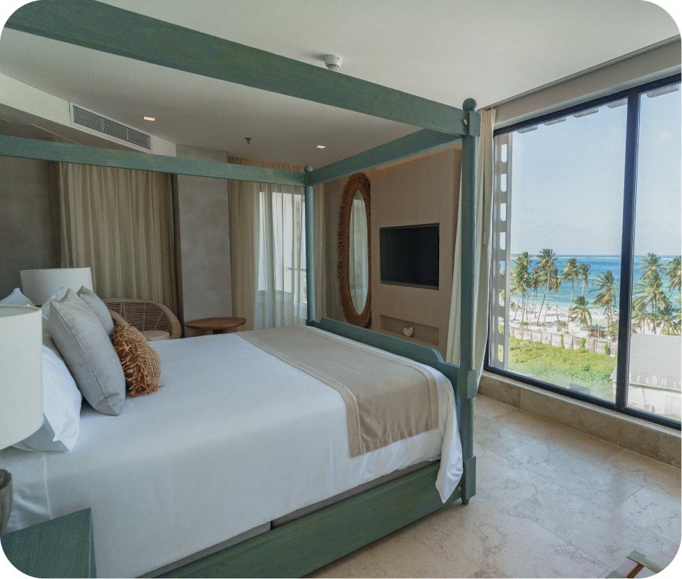 Habitación con cama, balcón y vista exterior en Nattivo Hotel Collection, hotel en San Andrés para una estadía cómoda.