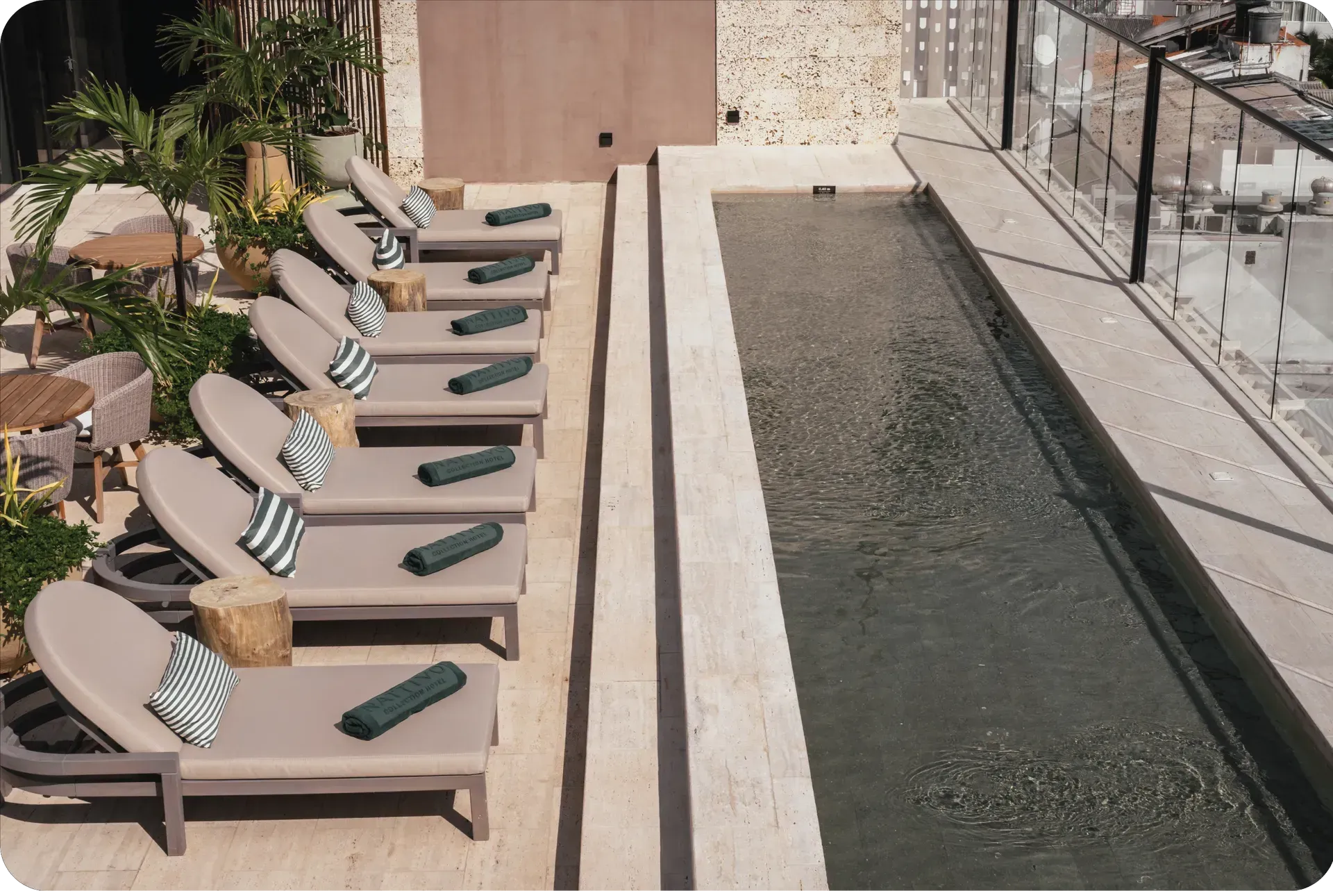 Camastros junto a la piscina del rooftop, hoteles con piscina en san andres para tomar el sol.