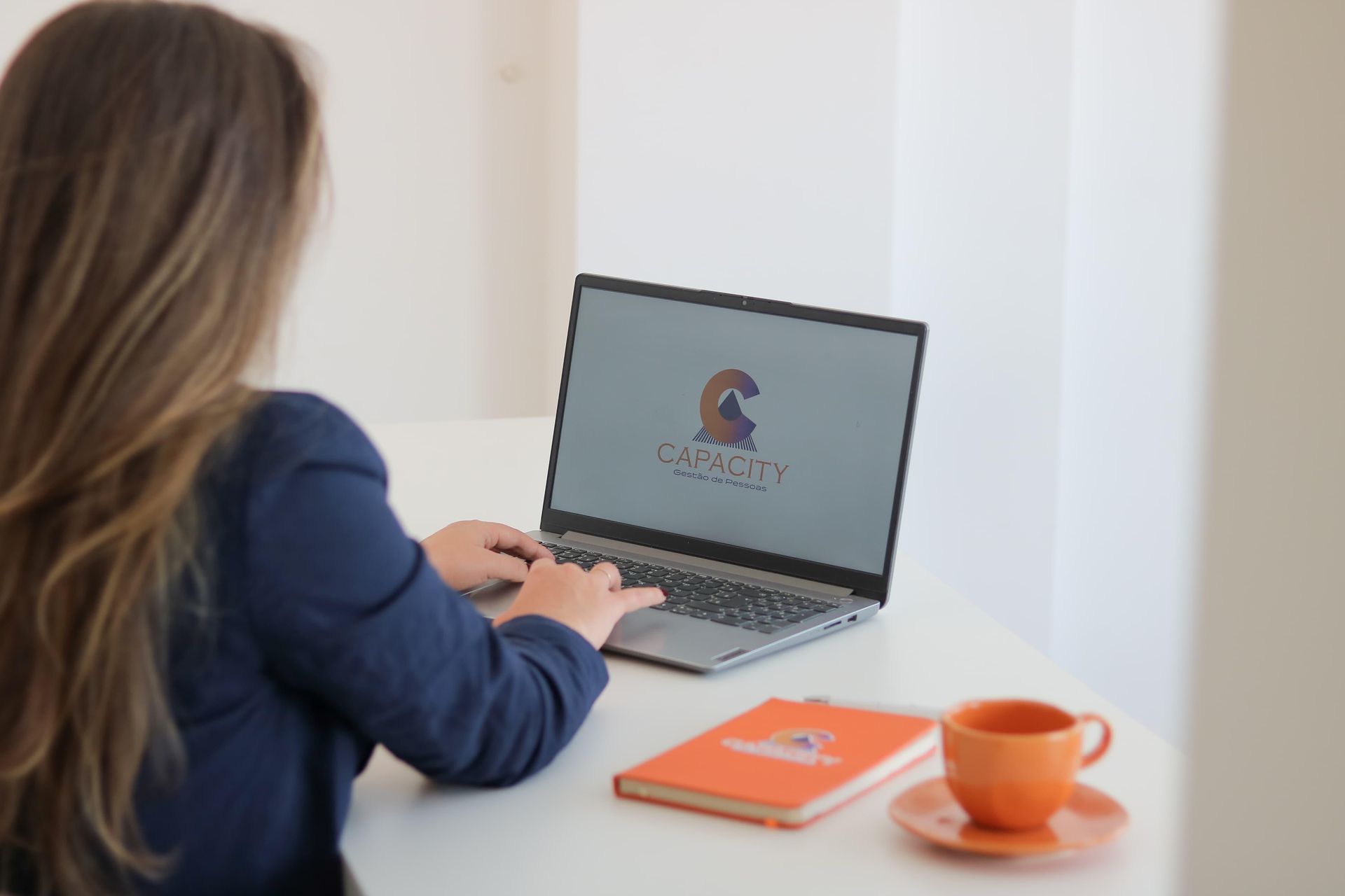 Economizando ao contratar uma consultoria especializada.