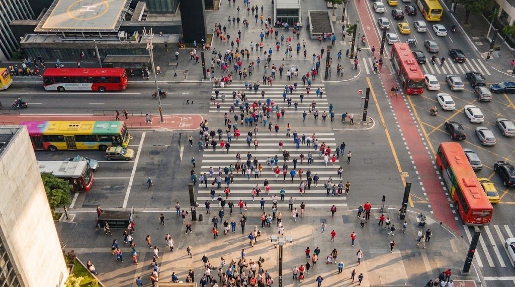 Vista aérea de multidão em avenida: o profissional qualificado não está no banco de currículos