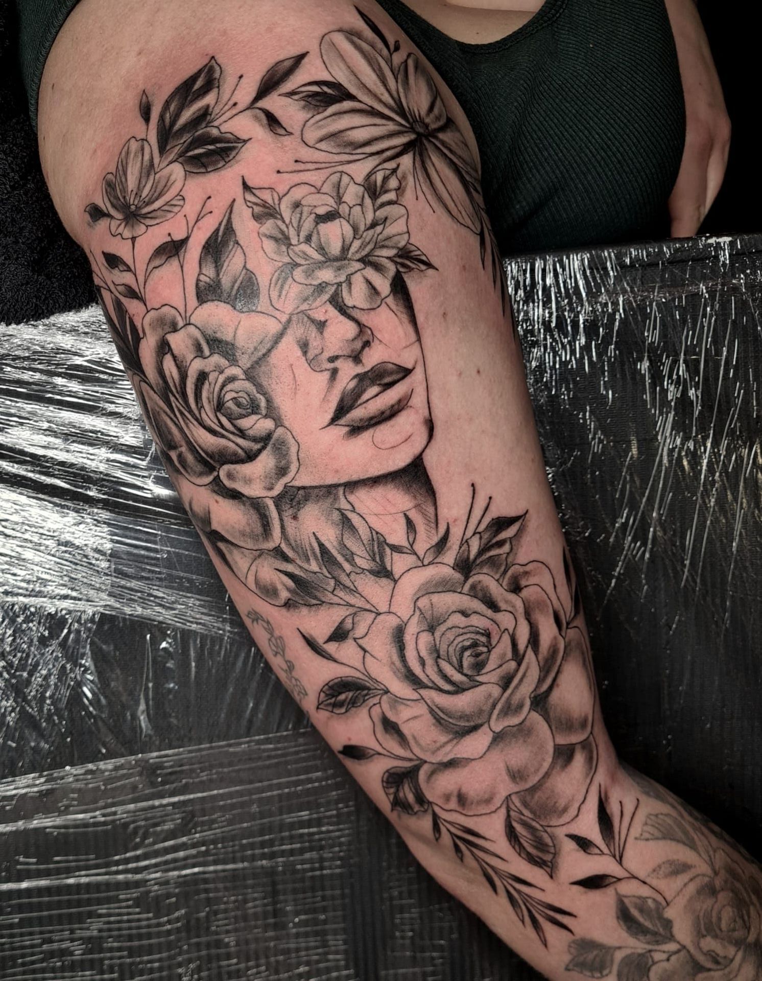 Tattoo Blumen und Frau
