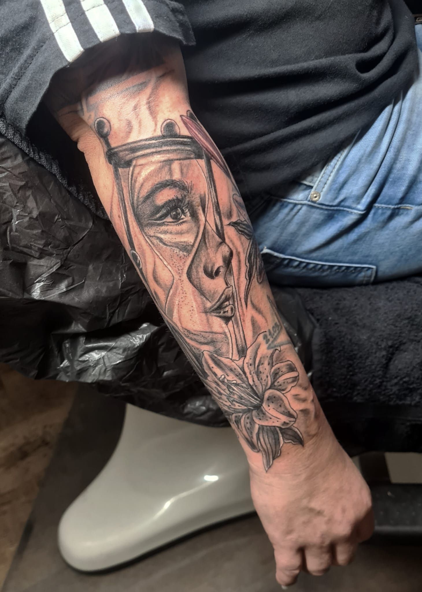 Frauengesicht und Blumen Tattoo