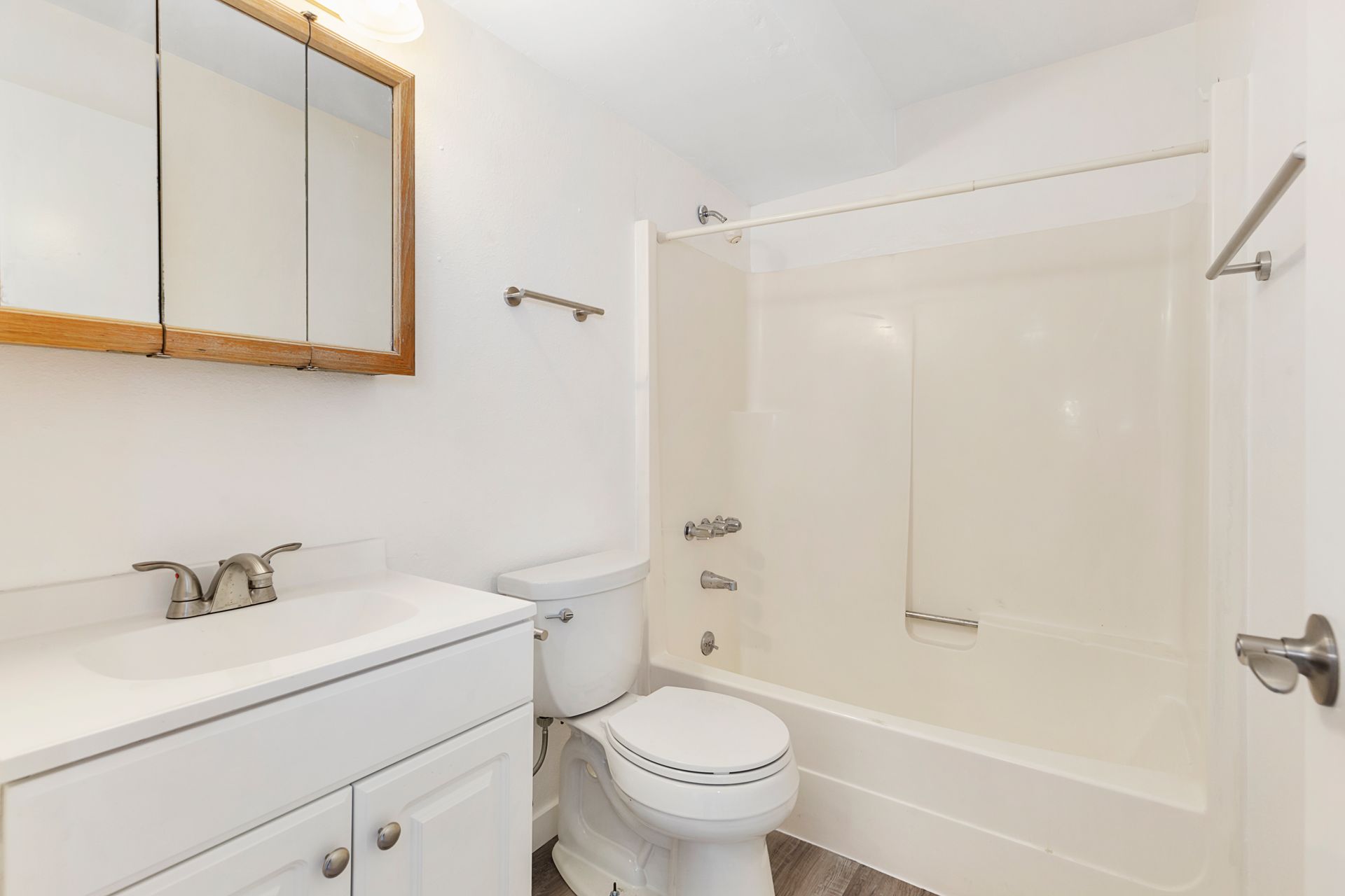a bathroom with a toilet , sink , and bathtub .