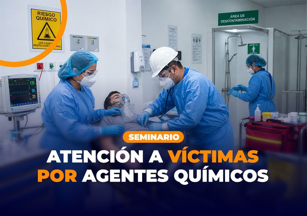 Una mujer con traje sostiene un portapapeles frente a un grupo de personas con máscaras.