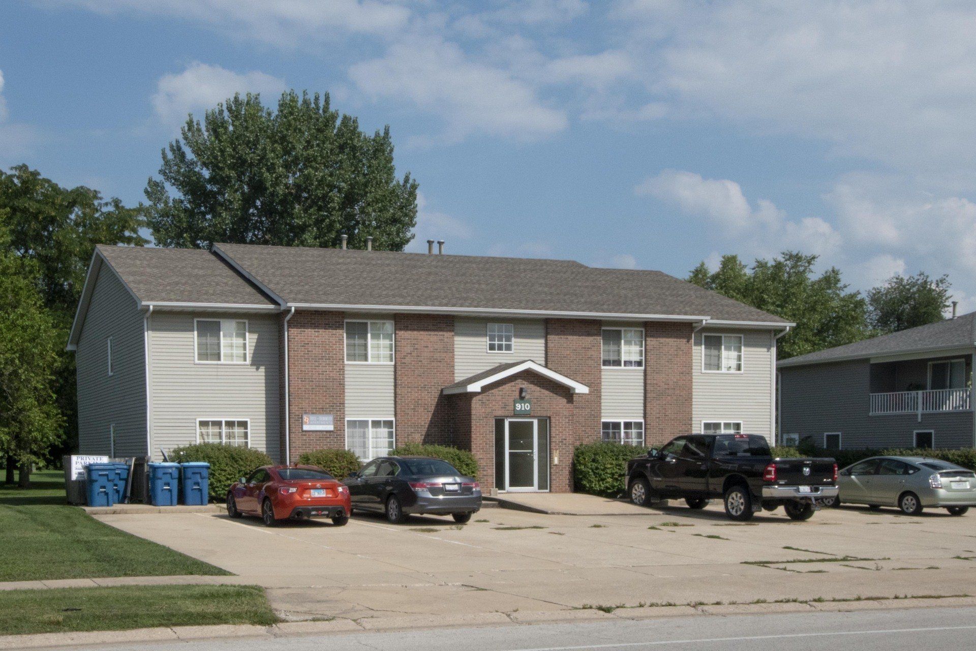 806+910 Hartwell Drive