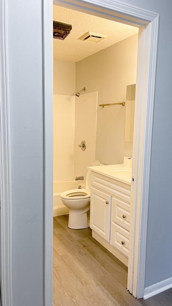 a bathroom with a toilet , sink , and bathtub .