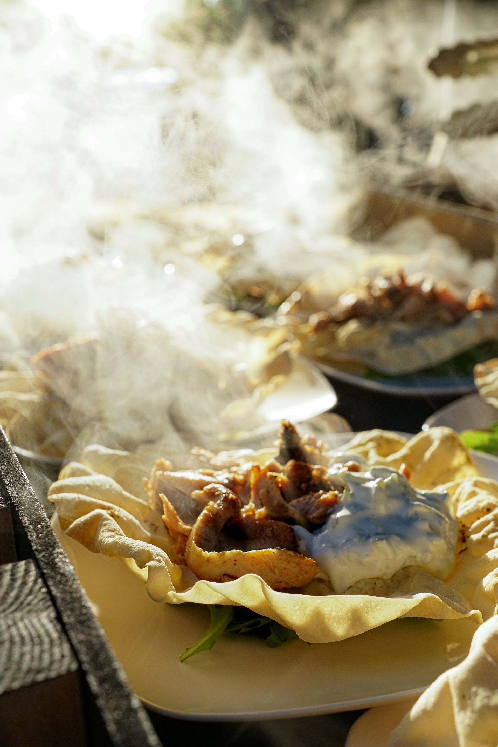 Diverse dampende taco's gevuld met gekruid vlees en een romige witte saus, geserveerd op knapperige tortillawraps.