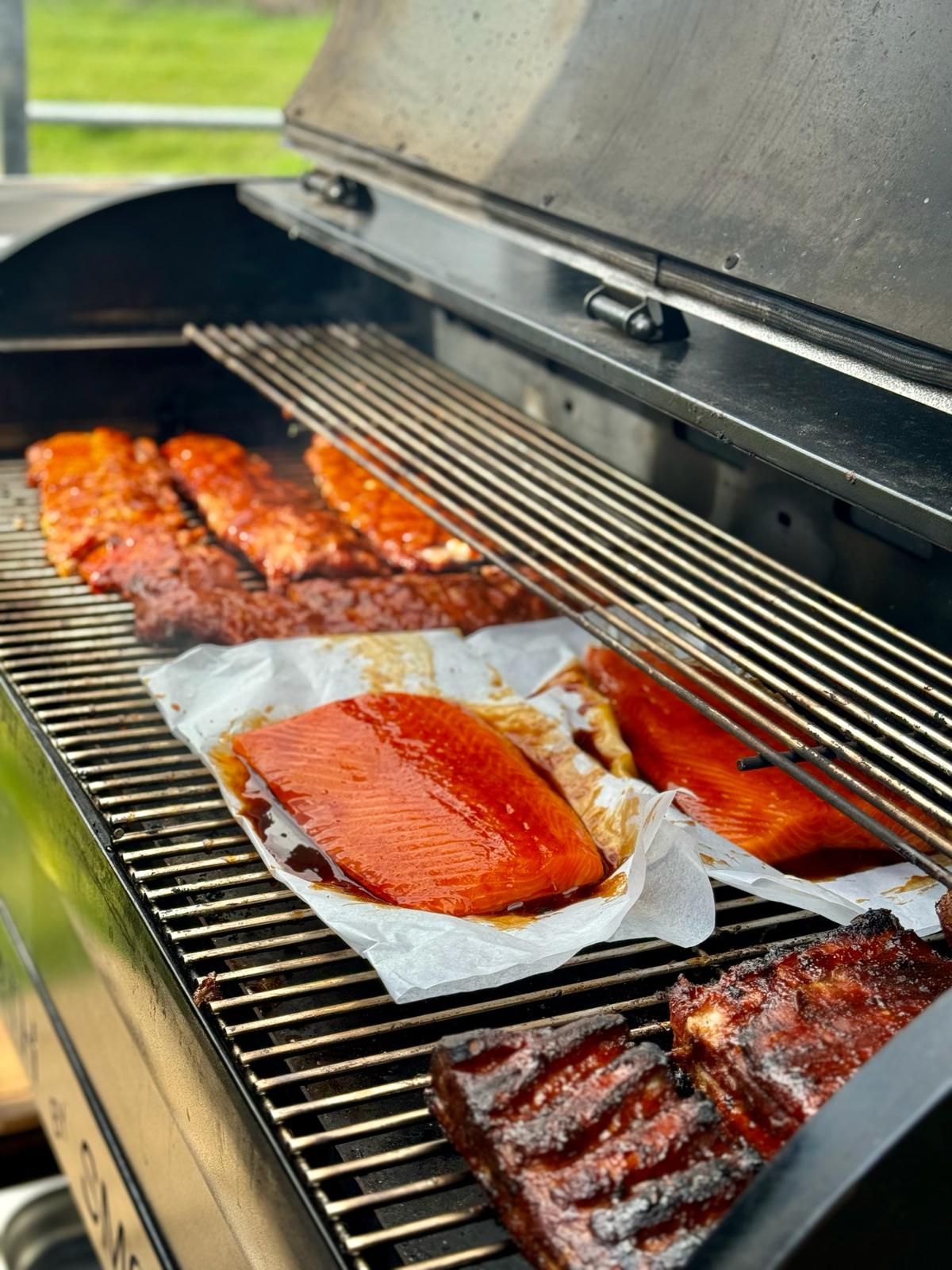 Ribben en zalmfilets worden bereid op een pelletgrill.