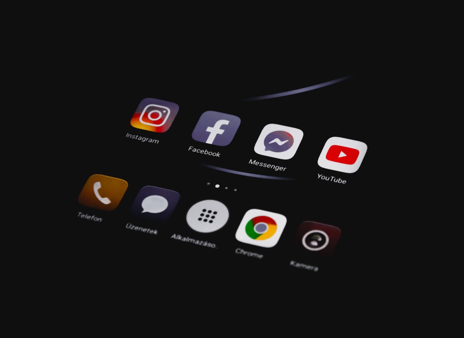 Ein Smartphone-Display auf dem verschiedene Social-Media-Apps zu sehen sind. 